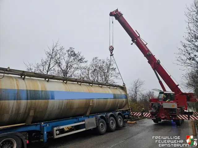 Die FF Mistelbach musste mit einem Kranfahrzeug ausrücken.  | Foto: FF Ernstbrunn