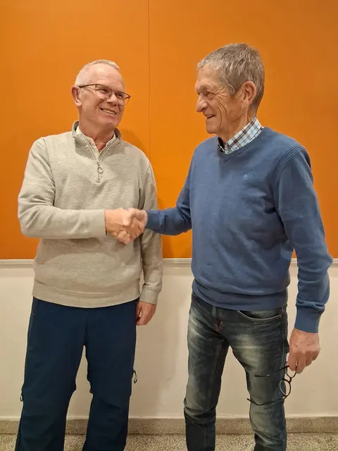 Harald Wöll (r.) gratuliert seinem Nachfolger Gerhard Wurzer zur neuen Obmannschaft. | Foto: SG Hall
