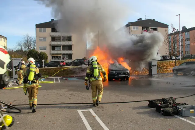 Der Brand eines E-Autos forderte Sonntagmorgen, den 16. November, die Einsatzkräfte in Oberndorf. Verletzt wurde glücklicherweise niemand. | Foto: Freiwillige Feuerwehr Oberndorf