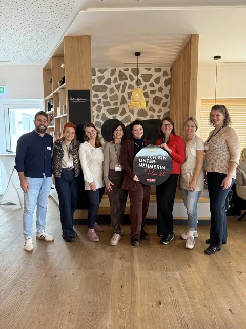 Vlnr: Bernhard Deschberger, Birgit Katzmayr, Manuela Huber, Silvia Priesner, Julia Neubauer, Birgit Wolfmair, Lisa Sakellaris-Brunner und Renate Reichetseder | Foto: FidW UU