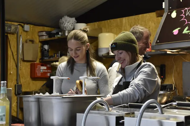 Von kulinarischen Schmankerln bis zu hochwertigem Kunsthandwerk – am Weihnachtsmarkt präsentiert sich das Beste aus der Region. | Foto: Theresa Vogl