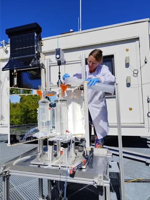 AEE INTEC erforscht neue Wege, um Wasserstoff oder andere Chemikalien direkt mit Sonnenlicht herzustellen. | Foto: AEE INTEC