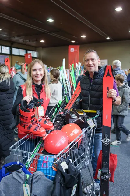 AK-Präsident und ÖGB-Landesgeschäftsführer Peter Eder mit Wintertauschbörsen-Koordinatorin Ines Emersberger | Foto: AK Salzburg/Rieger