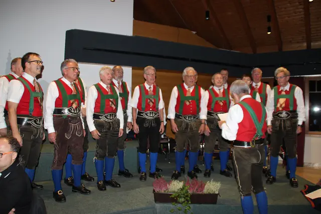 Der Höttinger Sängerbund unter  Leitung von Wolfgang Niedermayr  überzeugte mit kräftigen Männerstimmen.  | Foto: Manfred Jordan