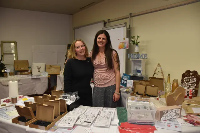 Am Stand von Gonis Kreativprodukten zum Selbermachen: Marion Auer aus Schmirn (r.) und Josefine Franz aus Navis | Foto: Kainz