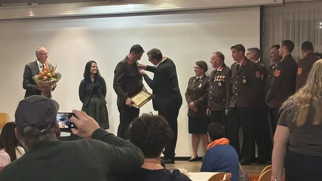 Ortsfeuerwehrkommandant Markus Pfeifenberger hat am 14. November 2025 das Ehrenzeichen der Marktgemeinde St. Michael in Gold bekommen. | Foto: pjw