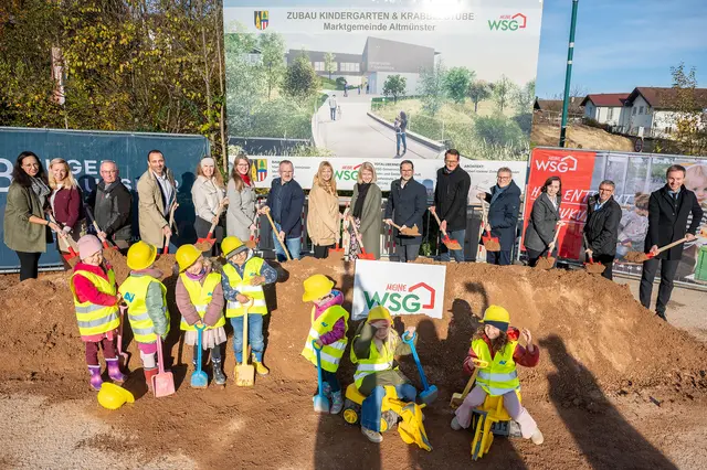 Vertreterinnen und Vertreter aus den Bereichen Kindergarten und Krabbelstube, Marktgemeinde Altmünster, Politik, Architektur und Generalübernehmer. | Foto: Fotoshop Traunsee