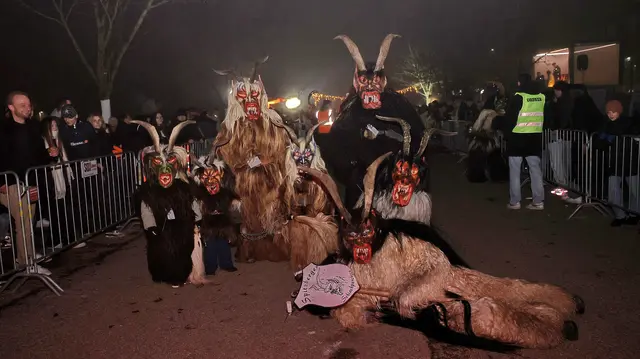 Zehn Perchtengruppen waren in Lenzing dabei. | Foto: Helmut Klein