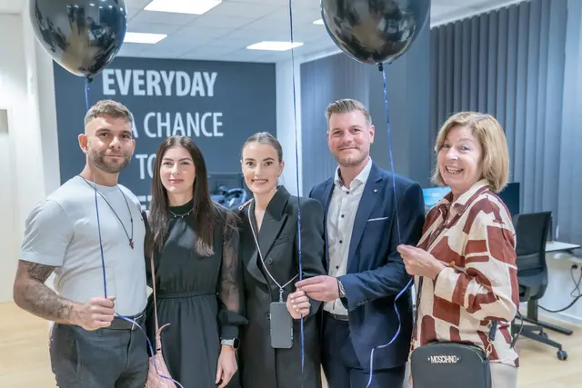 Stolze Familie: Andreas Bichler mit seiner Mutter (re.), Freundin Michelle Holzer (Mitte) und seiner Schwester mit ihrem Freund. | Foto: Marco Pircher Photography