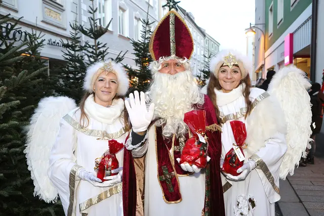 Der Nikolaus kommt in die beliebte Eferdinger Einkaufsstraße.  | Foto: Andreas Maringer, eventfoto