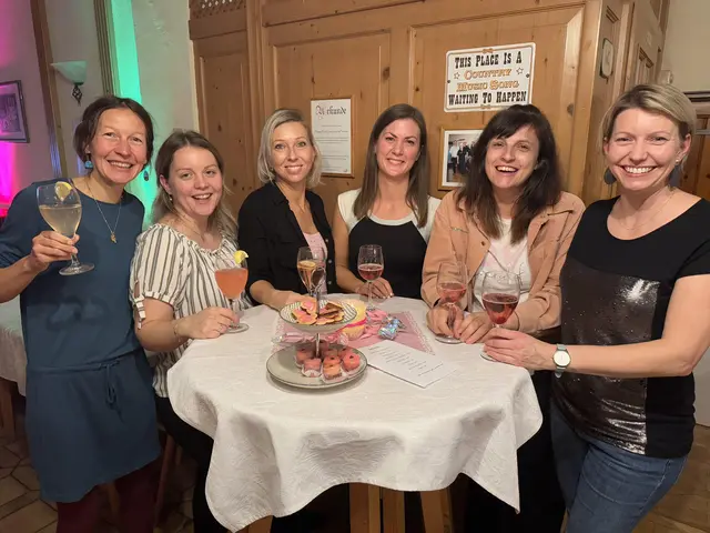 Stephanie Hofbauer, Kathrin Steigenberger, Kathrin Reischer, Theresa Voglauer, Katharina Gamböck und Silvia Habersatter feiern das schöne Miteinander. | Foto: Gertraud Steyrer