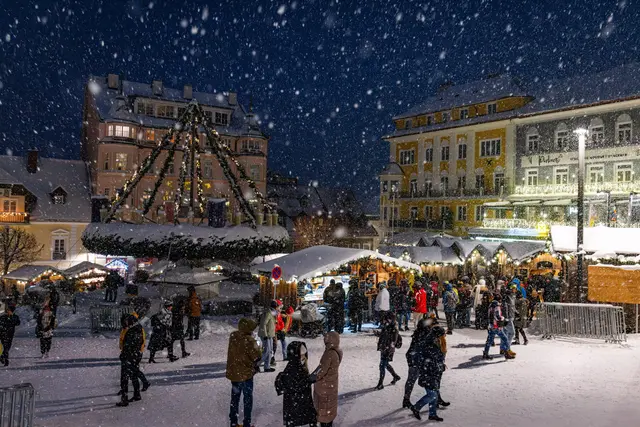 So stimmungsvoll kann's in Mariazell sein, wenn es am Adventmarkt auch noch schneit. | Foto: Fred Lindmoser