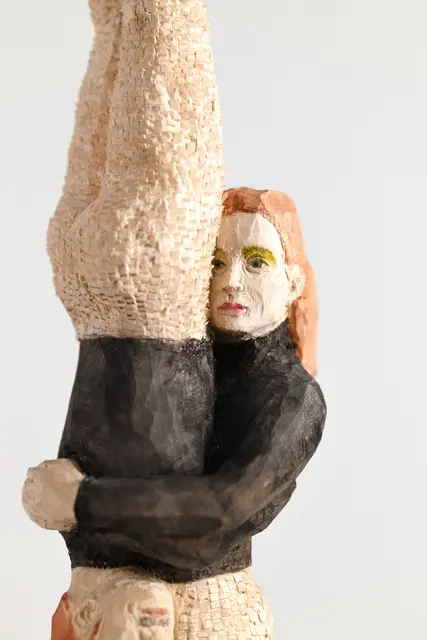 Skultpuren aus Holz werden zu sehen sein. | Foto: Rodler Gschwenter Gallery