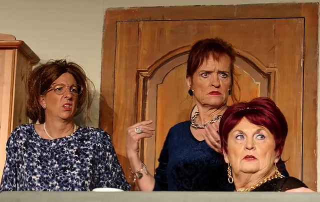 Eva Riedmayer, Gerti Lintner und Inge Polt. Drei Blicke sagen mehr als Worte. | Foto: Christian Nowotny