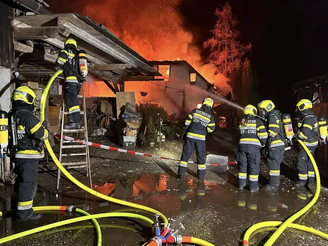 Insgesamt 67 Feuerwehrleute kämpften gegen die Flammen. | Foto: Feuerwehr Liezen-Stadt