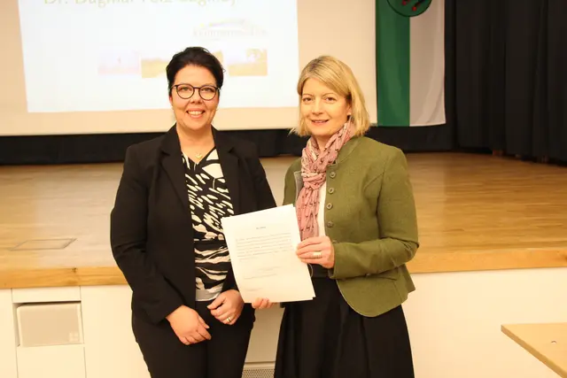 Bürgermeisterin Dagmar Fetz-Lugmayr wurde von Bezirkshauptfrau Elisabeth Leitner (re.) angelobt | Foto: Staudinger