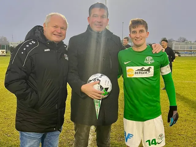 Kassier Othilinger und Kapitän Schaupp bedankten sich. | Foto: Markus Kahrer