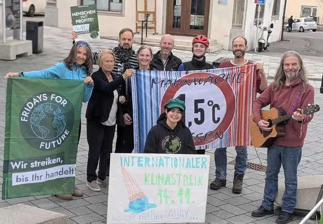 Bei einem Klimastreik in Reutte demonstrierten Michelle Derbach (kniend) und einige FFF-Anhänger für eine bessere Zukunft. | Foto: FFF Reutte/Füssen