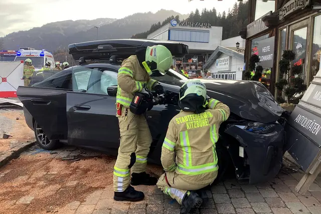 Im Einsatz waren die Feuerwehr Kitzbühel, der Rettungsdienst, ein Notarzthubschrauber, ein privater Notarzt, die Straßenmeisterei St. Johann sowie ein Abschleppdienst. | Foto: Stadtfeuerwehr Kitzbühel