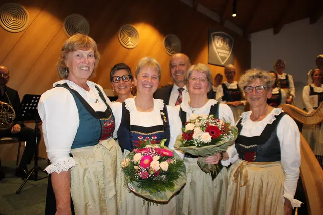 Obfrau Lisi Partl (l.) Chorleiterin Roswitha Haselwanter (r.) Bürgermeister Klaus Gritsch und Moderatorin Christine Chwojka (2.v.l.) ehrten die treuen Sängerinnen Christine Pittl (3.v.l.) und Silvia Steiner (2.v.r.). | Foto: Manfred Jordan