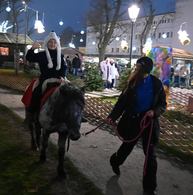 Auf dem Pony mit Bärenhaube!!!! 