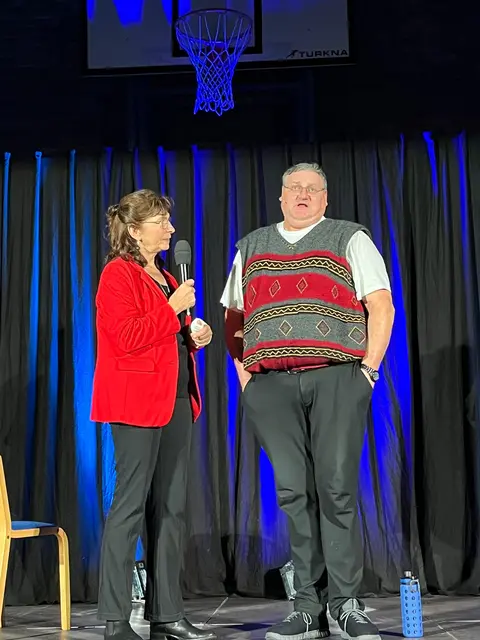 Vizebürgermeisterin Veronika Stiedl bedankte sich beim Kabarettisten. | Foto: Marktgemeinde Arbesbach