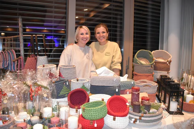 Andrea Schlatter (r.) von der Stubaier Häkelgaudi mit Schwägerin Sonja | Foto: Kainz