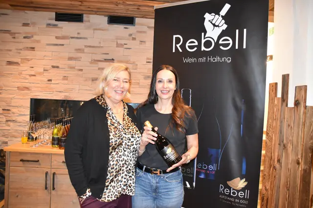 Edle Tropfen gab's bei Tanja Ribis (r.) und Margit Neumayr von Vinoribis in Neustift. | Foto: Kainz