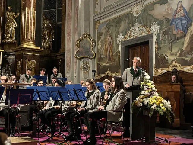 Kapellmeister Peter Derler bedankte sich bei allen Mitwirkenden, die den Abend ermöglichten.  | Foto: MeinBezirk/Leonie Herrmann