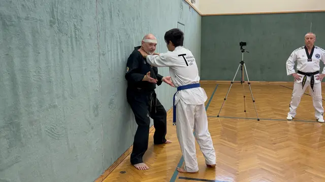 Beim Training wird alles genau vorgezeigt. | Foto: Victoria Edlinger