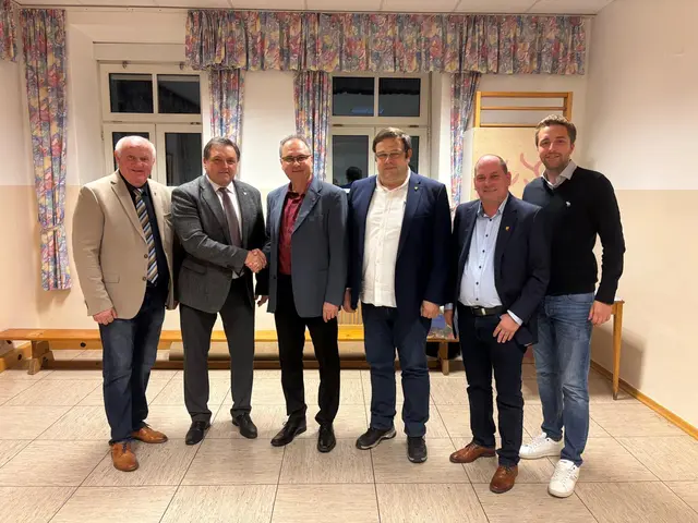 Shake Hands zwischen dem scheidenden SPÖ-Vorsitzenden Vizebgm. Manfred Mitzl und dem neuen SPÖ-Vorsitzenden GR Robert Trnka (vlnr). | Foto: Gemeinde Himberg