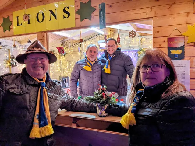 Der Lionsclub Althofen ist mit einem Standl auch am Weihnachtsmarkt in der Stadtgemeinde vertreten.
Am Bild: Ingo und Hannelore Pink, mit Daniel Longitsch und Mario Krumlacher (hinten) | Foto: Privat