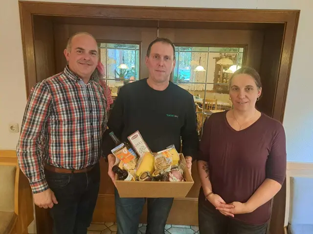 Vichtenstein Bürgermeister Andreas Moser (l.) gratulierte Rudi Tuma zu seinem 25-jährigen Dienstjubiläum. | Foto: Gemeinde Vichtenstein