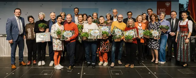 Insgesamt 35 Gärten wurden im Bezirk Innsbruck-Land ausgezeichnet. Hier die Gruppe aus der Region Innsbruck-Land Ost. | Foto: Tiroler Bildungsforum/Hörtnagl
