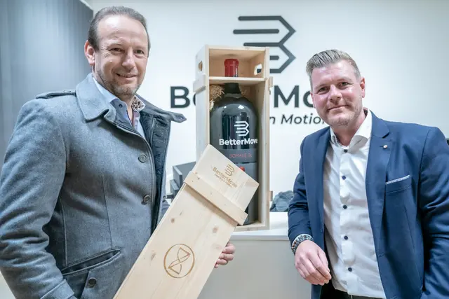 Marco Holzer (Fa. Planwerker Holzerber GmbH) gratulierte dem neugebackenen Firmenchef und zukünftigen Schwiegersohn mit einer Magnumflasche Wein in der Holzkiste. | Foto: Marco Pircher Photography