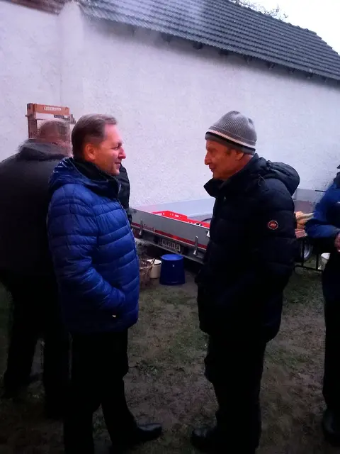 Nach getaner Arbeit ließ man es sich gut schmecken. | Foto: Mario Jaksch