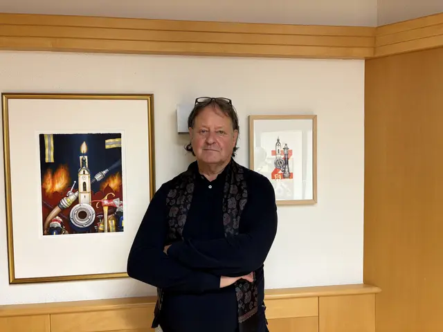 Künstler Roland Böck zwischen seinem Bild und dem Bewerbslogo.  | Foto: Elisabeth Zangerl 