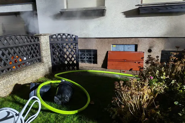 Bei der Ankunft konnte bereits dichter Rauch, der aus den Kellerfenstern austrat, festgestellt werden. | Foto: Freiwillige Feuerwehr Leopoldsdorf