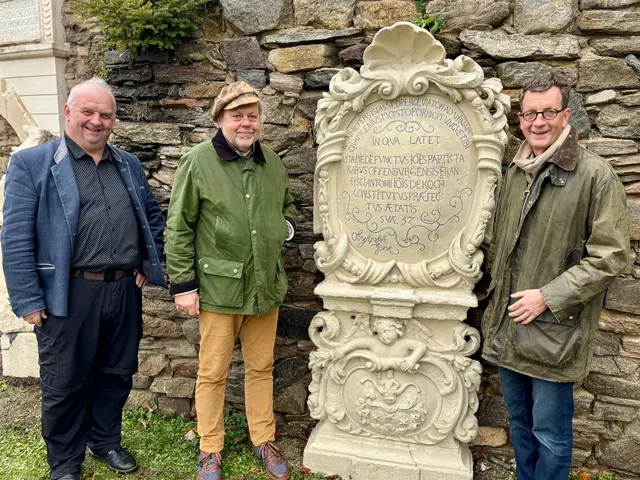 Museumsdirektor Mück und der Obman des Museumsverein Zinsler freuten sich mit Weber über die restaurierten Teile. | Foto: Markus Kahrer