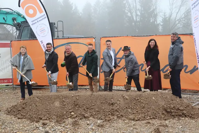 Silvia Depisch, Peter und Reinhold Pilz, Mario Kleissner sowie Jürgen Konrad, Leo Klimacsek und Bettina Rinner vom Gemeindevorstand St. Oswald bei Plankenwarth und Rottenmanner Bauleiter Till Tritthart beim Spatenstich | Foto: Edith Ertl