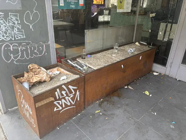 Vor dem Eingang des Lokals „Sneak In“ am Neubau liegen zerknüllte Plastikbecher, achtlos weggeworfene Zigarettenstummel und allerlei anderer Müll. | Foto: Pia Rotter/MeinBezirk