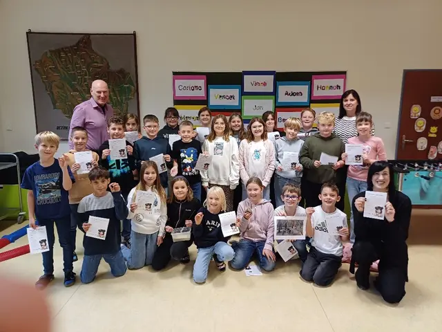 Eine spannende Reise in die Geschichte erlebten die Volksschülerinnen und Volksschüler aus Kohfidisch mit Manuela Thurner (vorne rechts) | Foto: Wolfgang Lakitsch