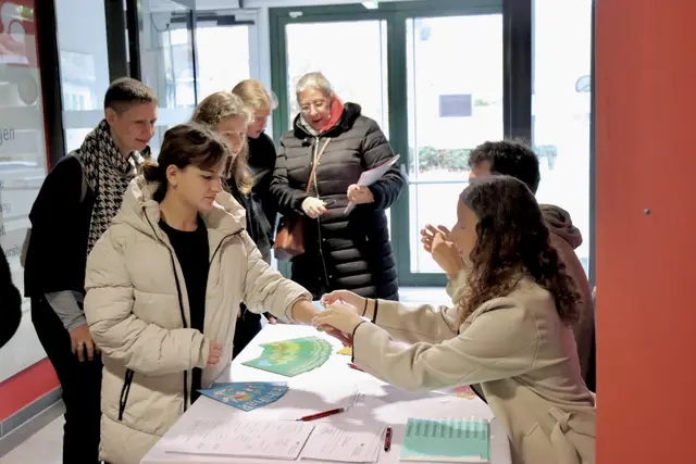 Mit dem Motto „Wirtschaft, leben, lernen“ startete der  HAK/HAS und AUL Mattersburg in einen spannenden Tag und begrüßte viele junge Leute, deren Eltern und alle, die sich ein Bild von der Schule machen wollten. | Foto: Alejandra Ortiz