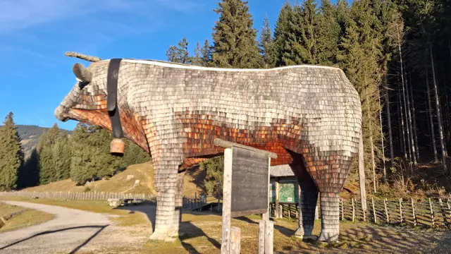 ...da steht es das Wahrzeichen der TEICHALM.
ALMO der HOLZOCHSE mit seinen 22000 bedeckten Schindeln und schaut auf die 125 Almen😉 im Naturpark und auf die tausenden Besucher, die ihn bewundern..
