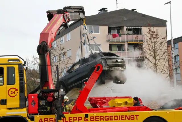 Das ausgebrannte E-Auto wurde mit einem Ladekran in einen mit Wasser gefluteten Hochvolt-Quarantänecontainer gehoben. | Foto: Freiwillige Feuerwehr Oberndorf