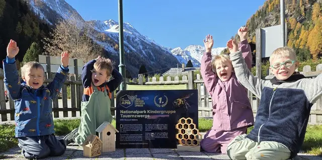Große Freude bei den "Tauernzwergen": Die Kinder der Kleinkindgruppe der Gemeinde Spittal nahmen stolz die Auszeichnung Goldene Apis 2025 entgegen. | Foto: MINI-Museum Mallnitz
