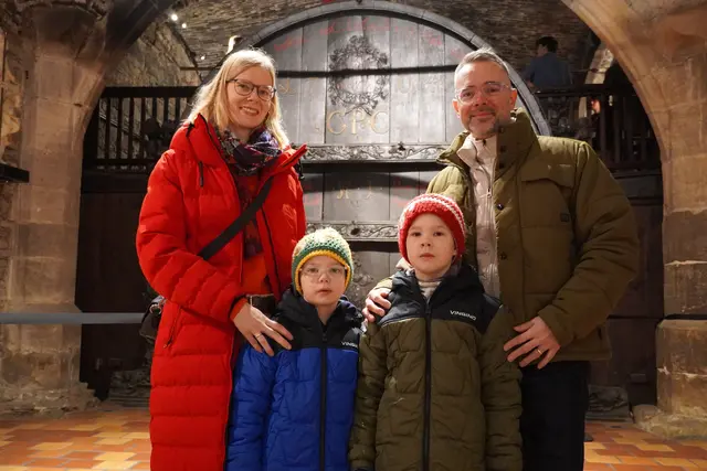 "Man muss sich nur etwas wünschen, runterrutschen und sämtliche Wünsche gehen in Erfüllung", fasste Stift Klosterneuburg-Wirtschaftdirektor Andreas Gahleitner die beliebte Tradition zusammen. Simone Stecher, Samuel, Noah und Matthias Hofer probierten es aus.