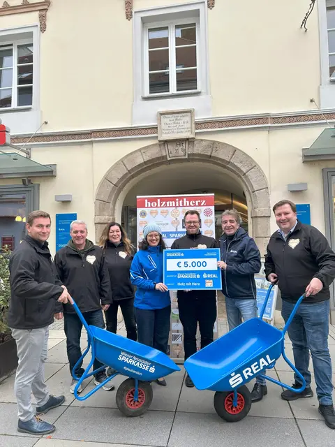 Auch in diesem Winter unterstützen die S-Real und die Sparkasse den gemeinnützigen Verein „Holz mit Herz“. | Foto: Sparkasse Wiener Neustadt
