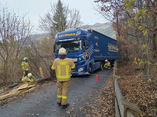 Die Irrfahrt des Lkws endete entlang eines engen Weges. Schlussendlich musste ein Abschleppdienst anrücken.  | Foto: ZOOM-Tirol