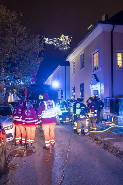 Ein Atemschutztrupp konnte den Mann rasch finden und ins Freie bringen, wo er vom Rettungsdienst versorgt wurde. | Foto: Manfred Wimmer